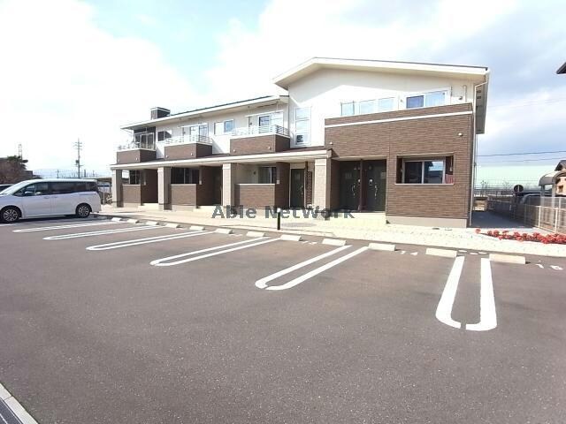 物件外観写真5　(駐車場)