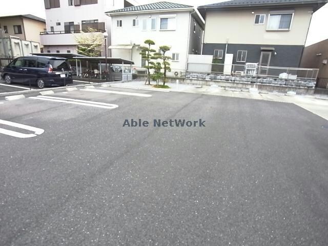 物件外観写真3　(駐車場)