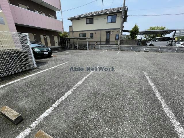 物件外観写真4　(駐車場)