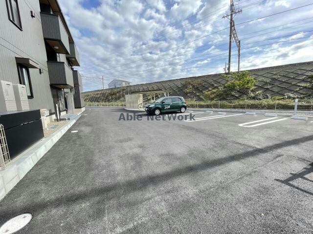 物件外観写真5　(駐車場)