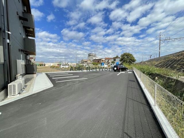 物件外観写真6　(駐車場)