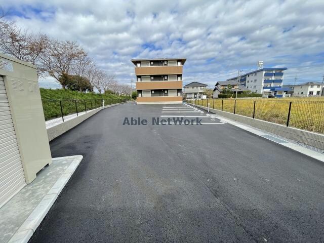 物件外観写真4　(駐車場)