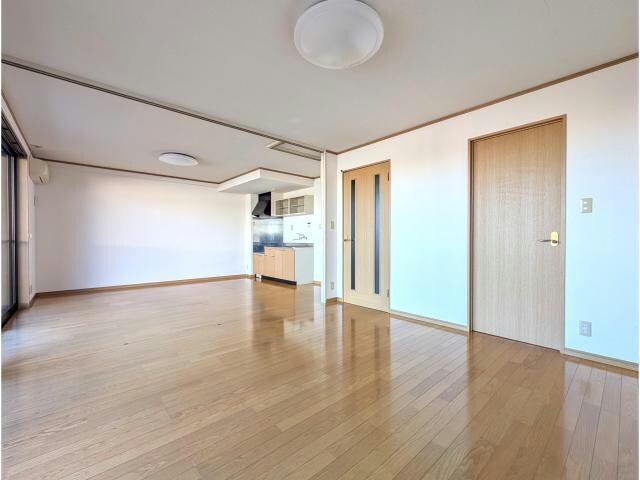 物件内観写真20　(※リビング別アングル)