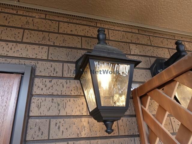 物件外観写真9　(玄関照明)