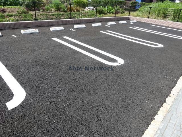 物件外観写真18　(敷地内駐車場・ダブルライン)