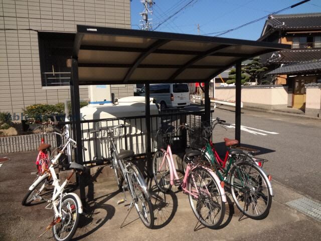 物件外観写真3　(駐輪場)