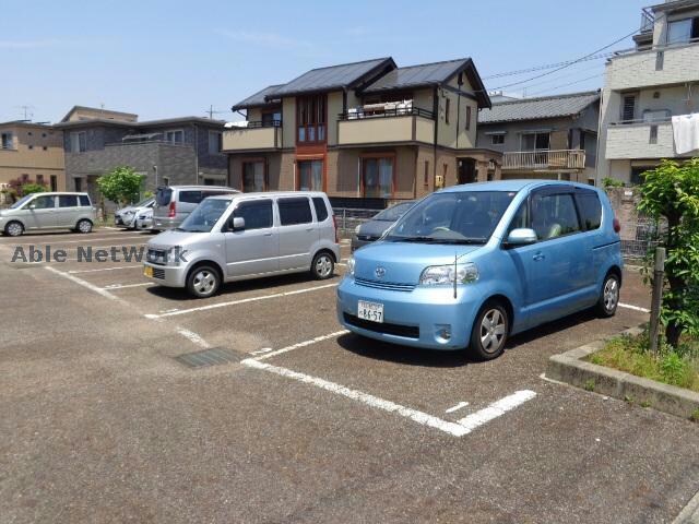 物件外観写真7　(駐車場)
