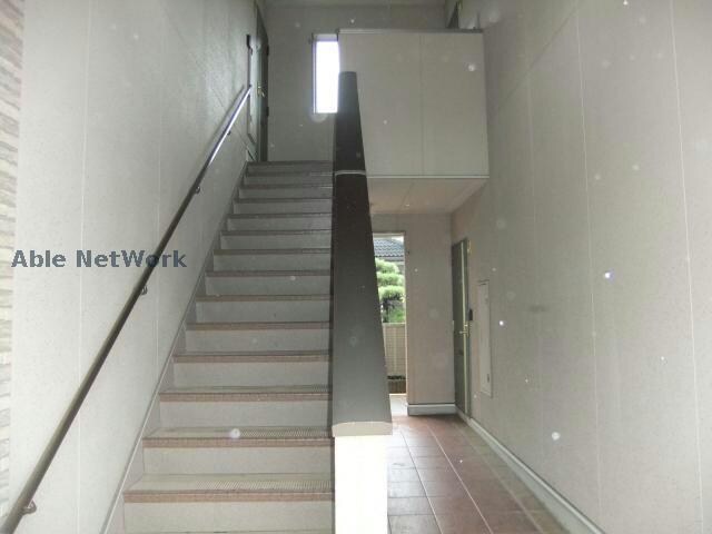 物件外観写真4　(共用部階段)