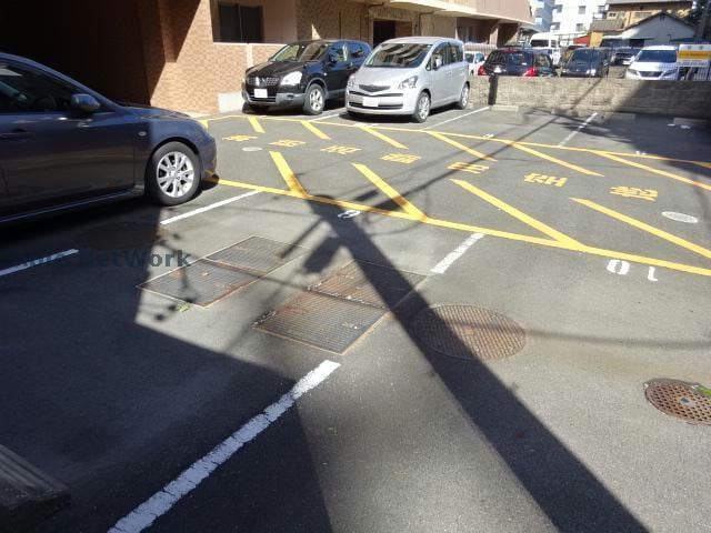 物件外観写真6　(駐車場)