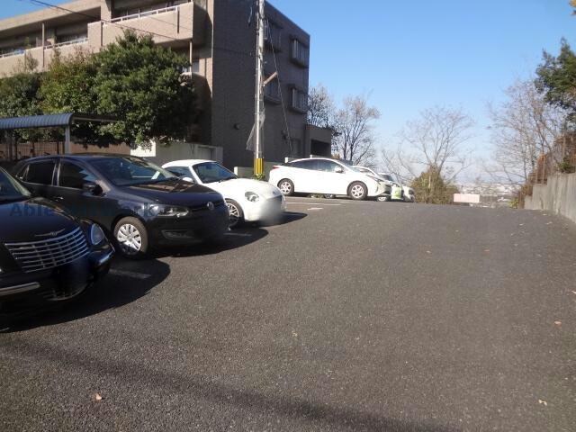 物件外観写真2　(駐車場)