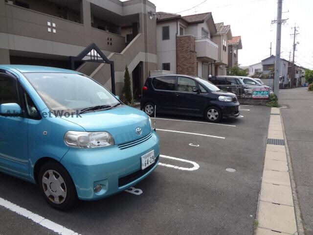 物件外観写真3　(駐車場)