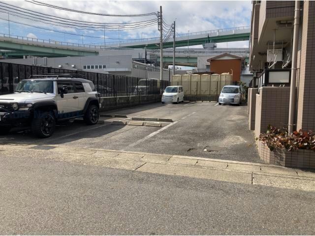 物件外観写真7　(敷地内駐車場（建物南側）)