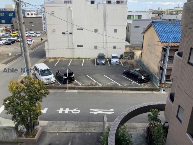 物件外観写真8　(敷地外駐車場（建物の東側）)