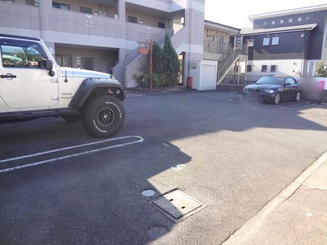 物件外観写真4　(駐車場)