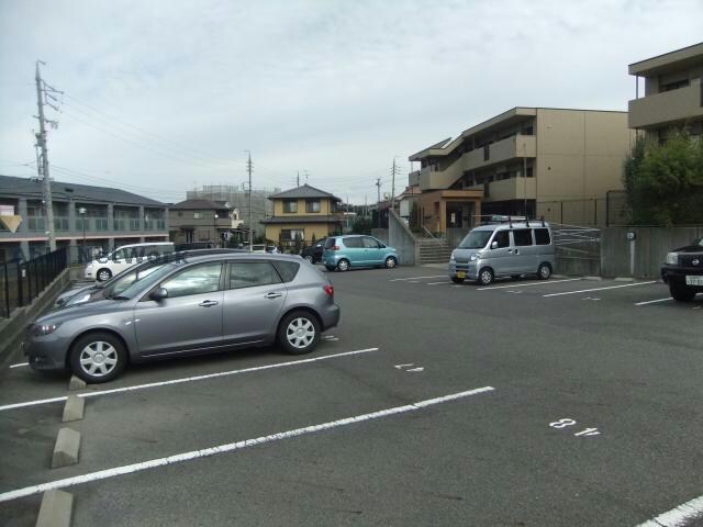 物件外観写真4　(駐車場)