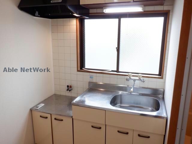 キッチン(同型モデル ※窓はありません。)