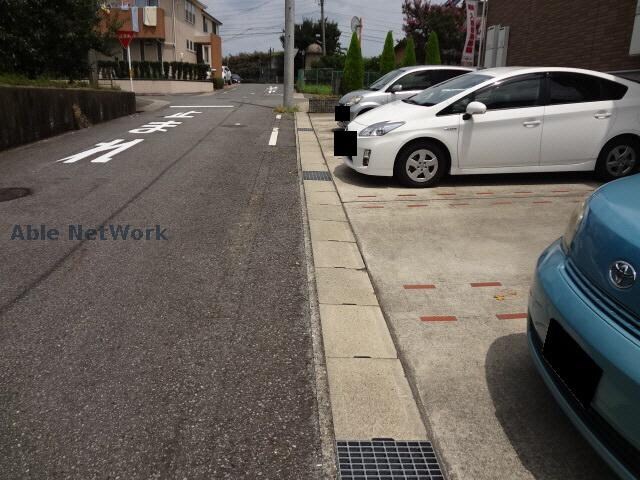 物件外観写真2　(駐車場)