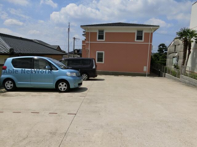 物件外観写真4　(駐車場)