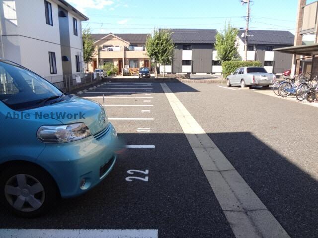 物件外観写真2　(駐車場)