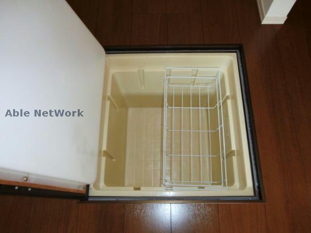 物件内観写真8　(床下収納)