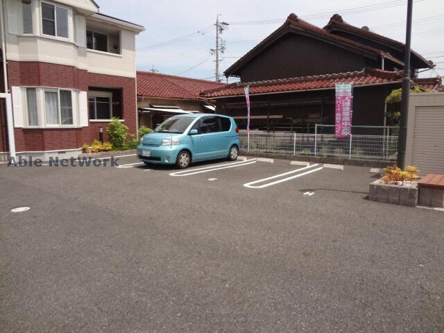 物件外観写真4　(駐車場)