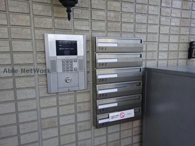 物件外観写真6　(オートロック・郵便ポスト)