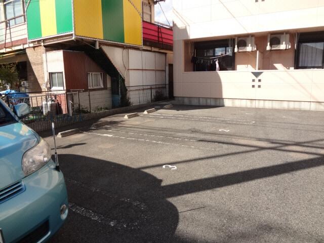 物件外観写真4　(駐車場)