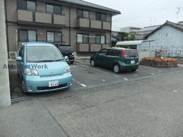物件外観写真3　(駐車場)