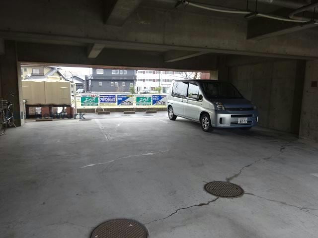 物件外観写真2　(駐車場)