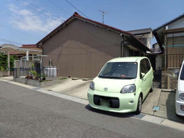 物件外観写真3　(駐車場は軽専用です)