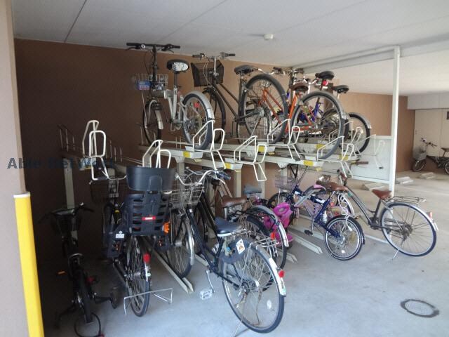 物件外観写真4　(駐輪場)