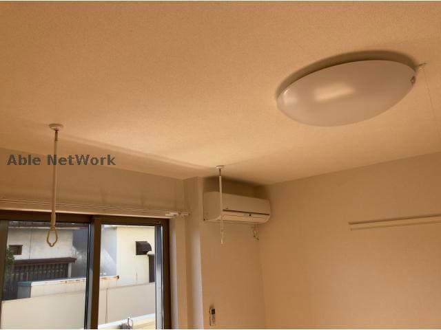 物件内観写真3　(室内物干し＆照明器具)