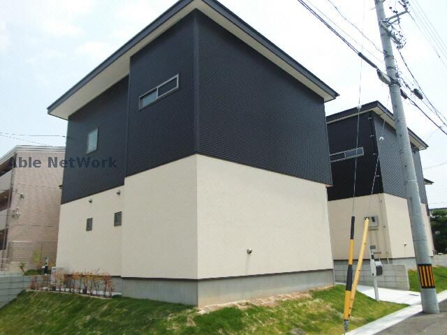 物件外観写真3　(C棟（左）＆D棟（右）)