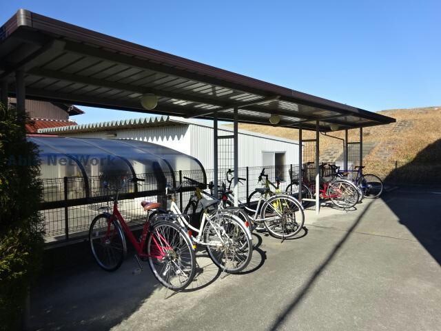 物件外観写真3　(駐輪場)