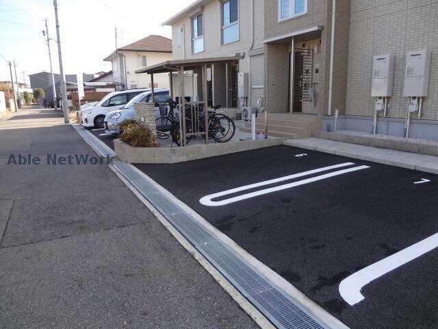 物件外観写真2　(駐車場)