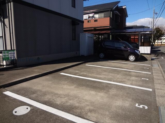 物件外観写真3　(駐車場)