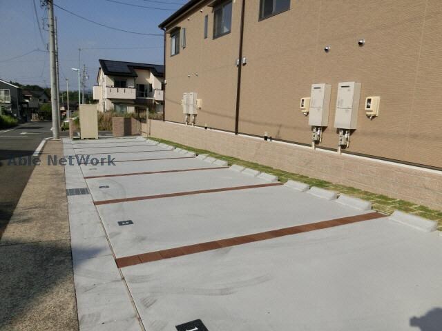 物件外観写真2　(駐車場)