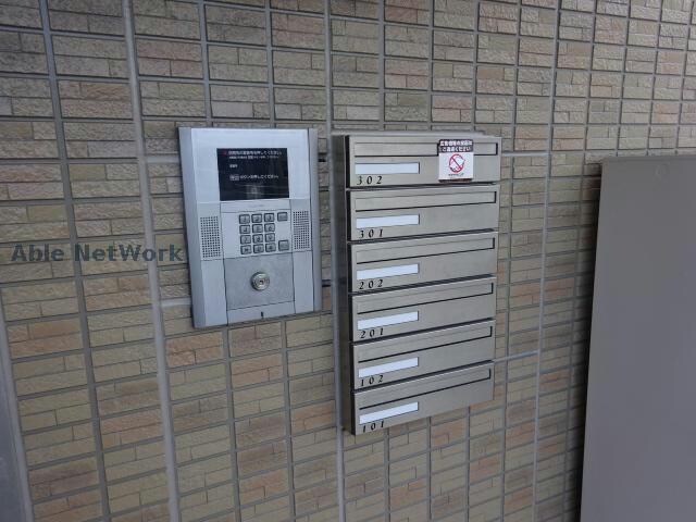 物件外観写真4　(オートロック・郵便受け)
