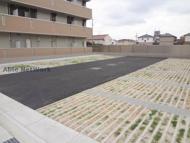 物件外観写真4　(駐車場)