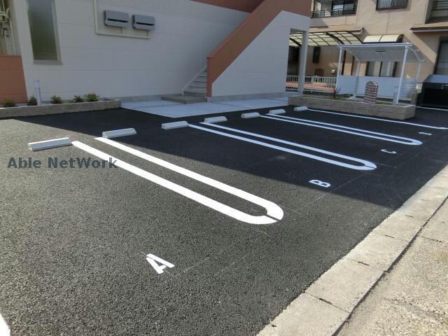 物件外観写真4　(駐車場)