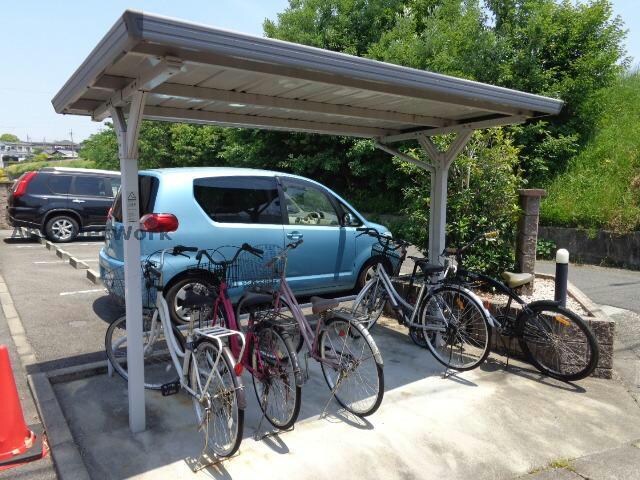 物件外観写真4　(駐輪場)