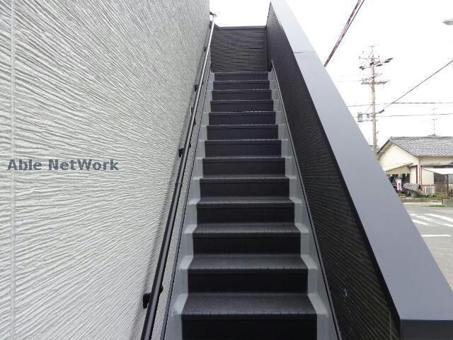 物件外観写真3　(共用部階段)