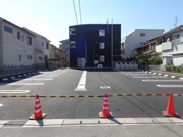 物件外観写真5　(駐車場)