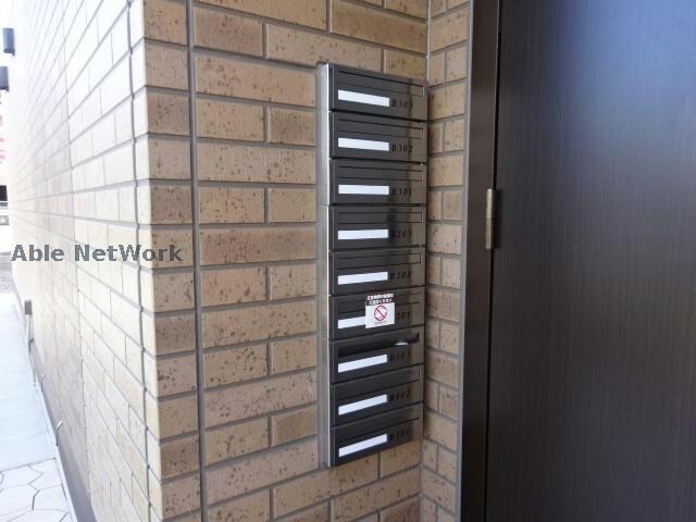 物件外観写真3　(Ｂ棟　郵便受け)