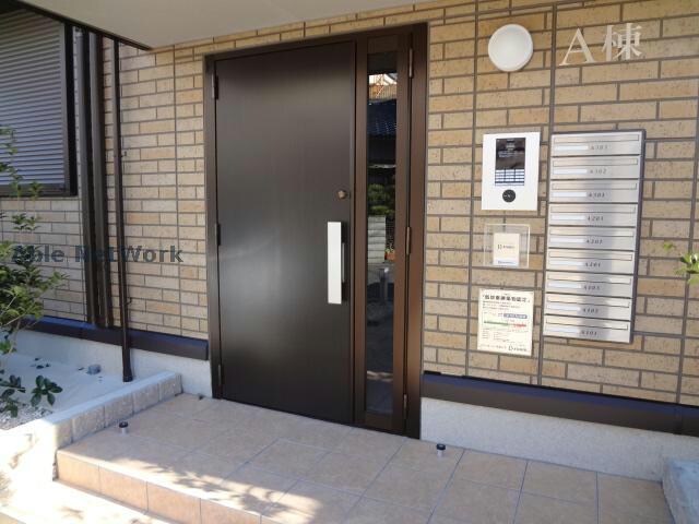 物件外観写真3　(Ａ棟　エントランス)