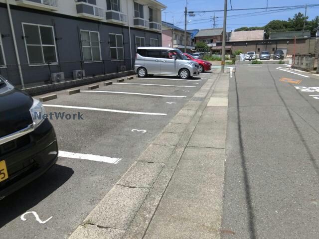 物件外観写真2　(駐車場)