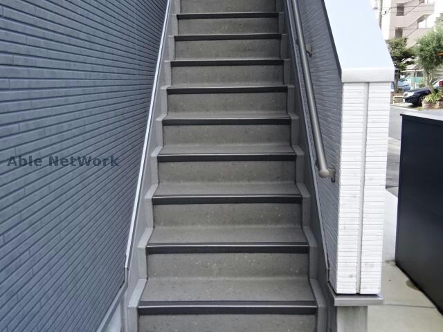 物件外観写真5　(共用部階段)