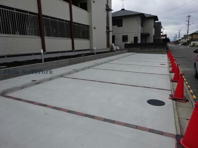 物件外観写真4　(駐車場)