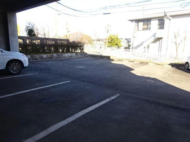 物件外観写真5　(駐車場)