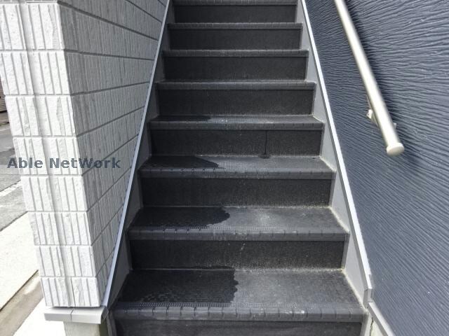 物件外観写真5　(共用部階段)